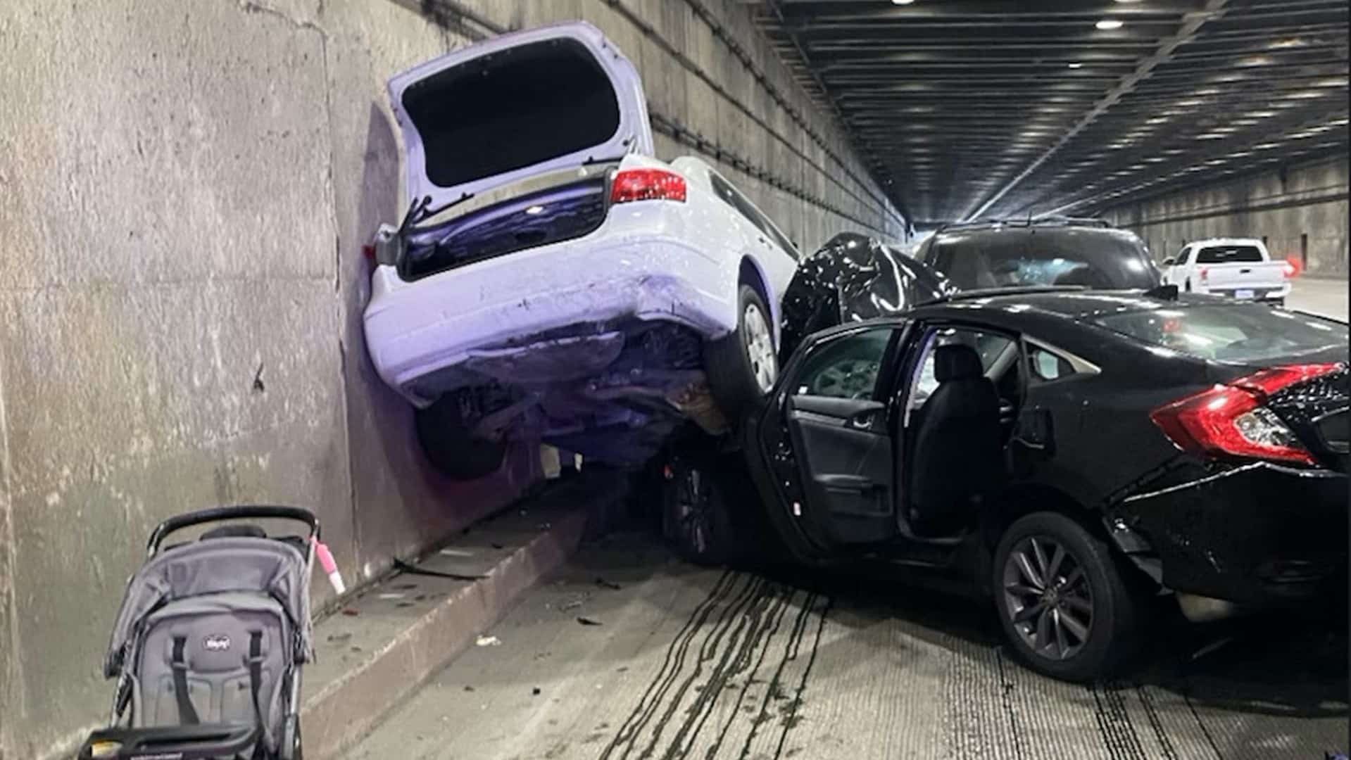 Carro Tesla capotado em cima de outros 2 carros após causar um engavetamento dentro de um túnel.