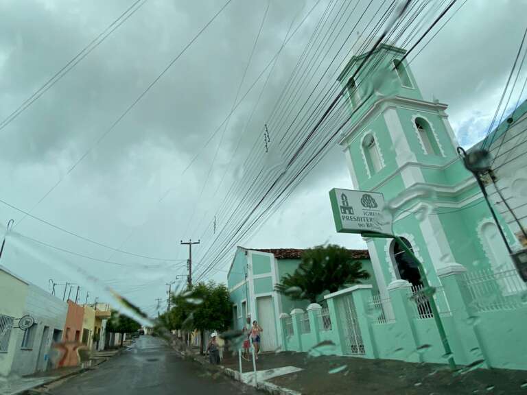 Cidade do Ceará com céu escuro, com nuvens carregadas.