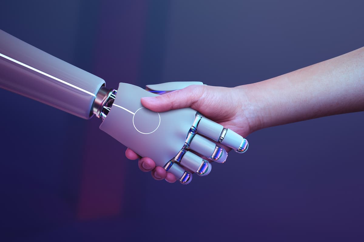 Mão robótica cumprimentado uma mão humana.