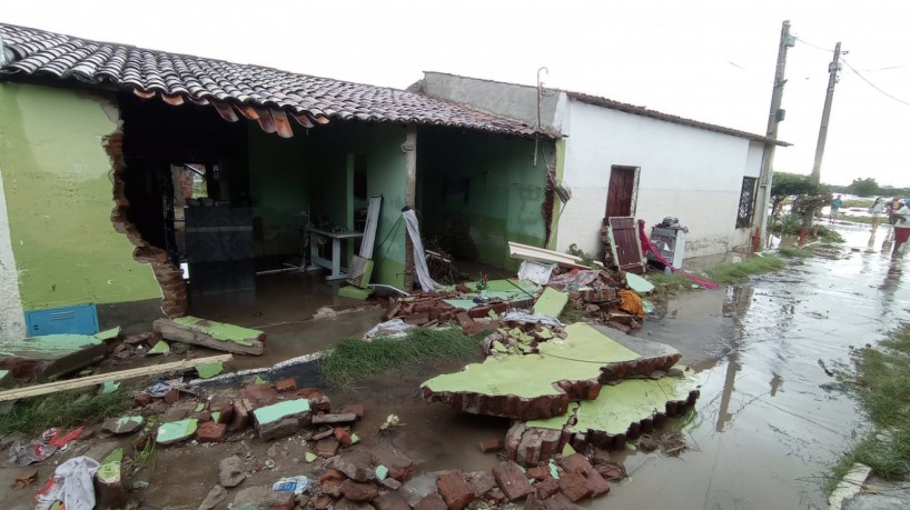 Imagem de uma casa destruída após as fortes chuvas em Milhã, no Ceará.