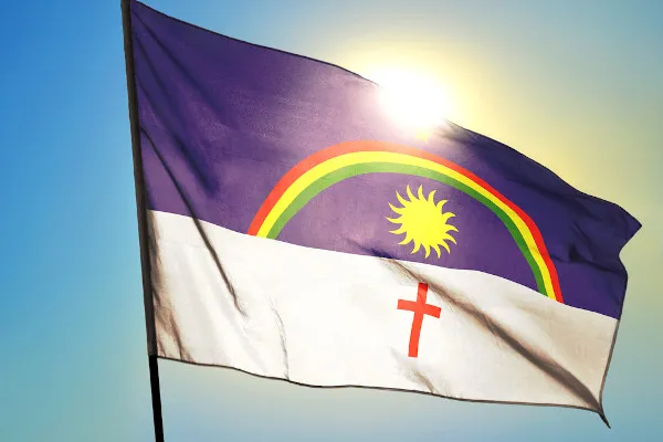 Bandeira do estado do Pernambuco, com sol ao fundo.