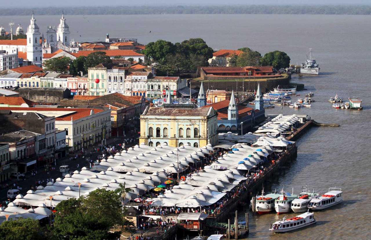 Vista aérea do Mercado Ver-o-peso em Belém.