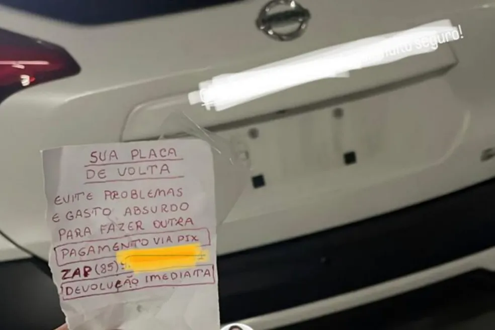 Bilhete deixado pelo criminoso e o carro no fundo sem a placa, que foi furtada.