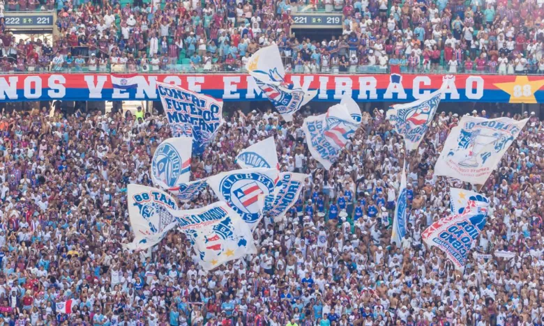 Arquibancada cheia de torcedores do Bahia com bandeiras do time.