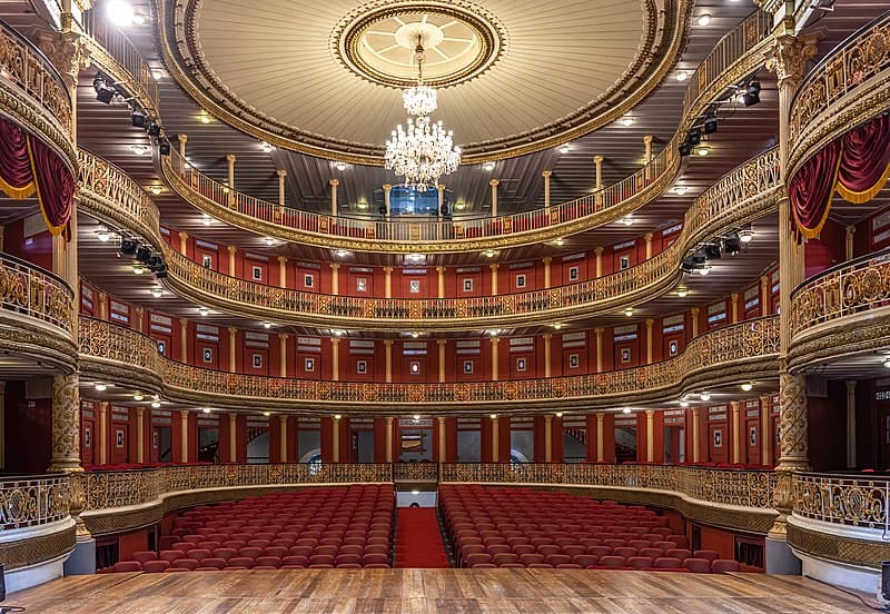 Palco e auditório do teatro de Santa Isabel, com predominância de vermelho e dourado em toda a luxuosa decoração.