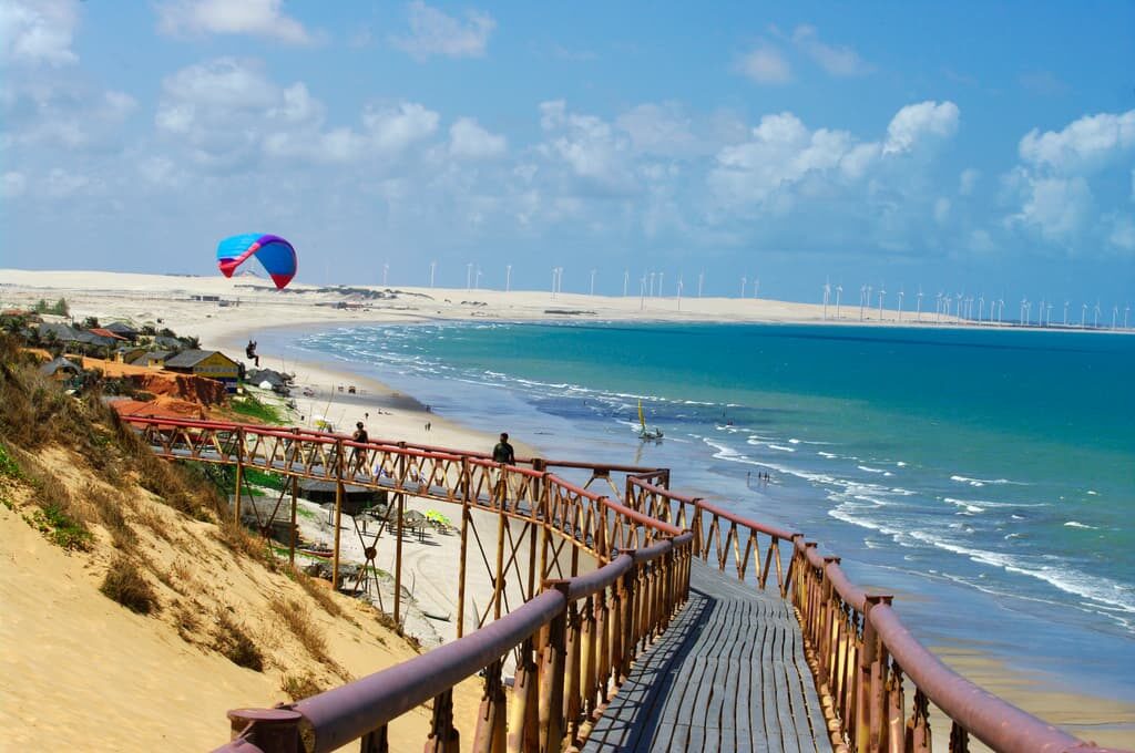 Imagem da Praia de Aracati, um dos principais pontos turísticos do Ceará.