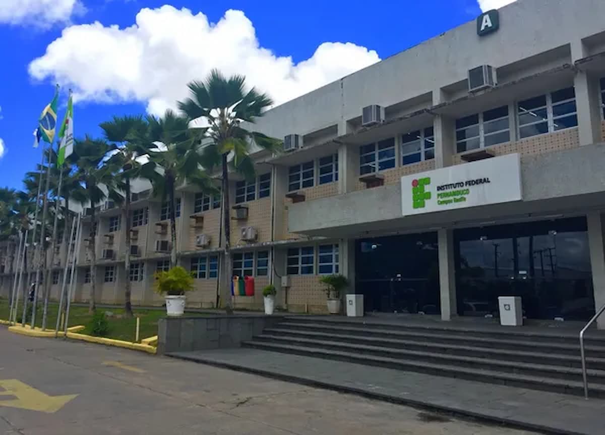 Fachada do Instituto Federal de Pernambuco (IFPE), tendo 2 andares com uma escadaria em frente e algumas palmeiras