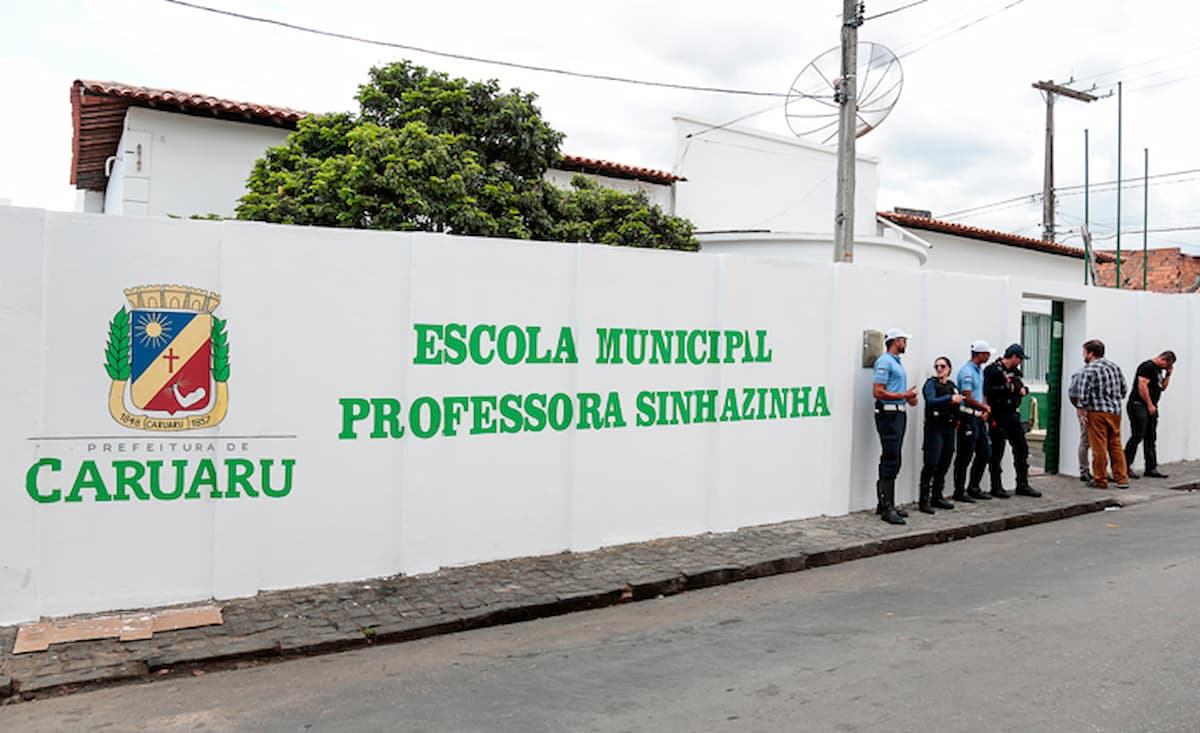 Fachada da Escola Municipal Professora Sinhazinha, em Caruaru, Pernambuco.