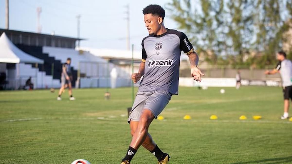Willian Formiga, jogador do Ceará, em um campo treinando futebol