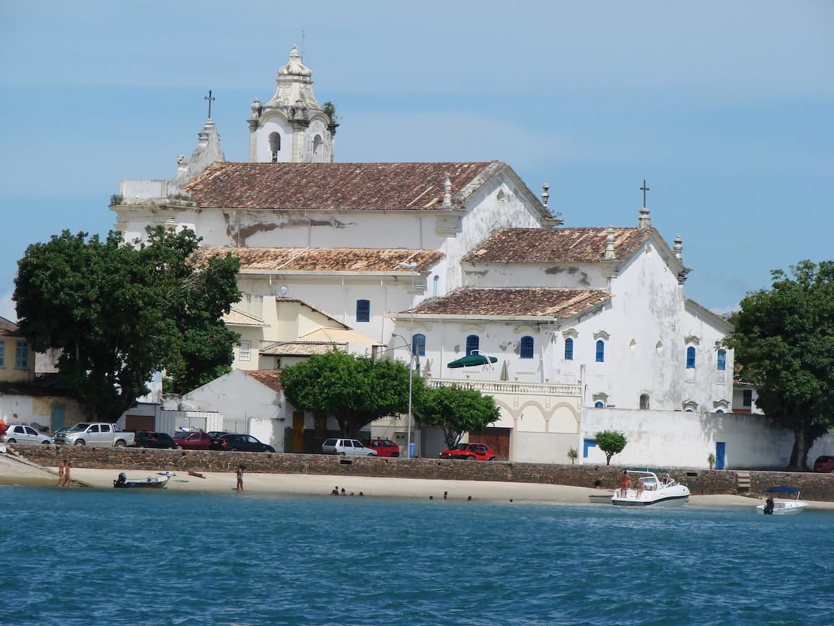 Mar e areia do litoral da Bahia com o Centro Histórico da Ilha de Itaparica