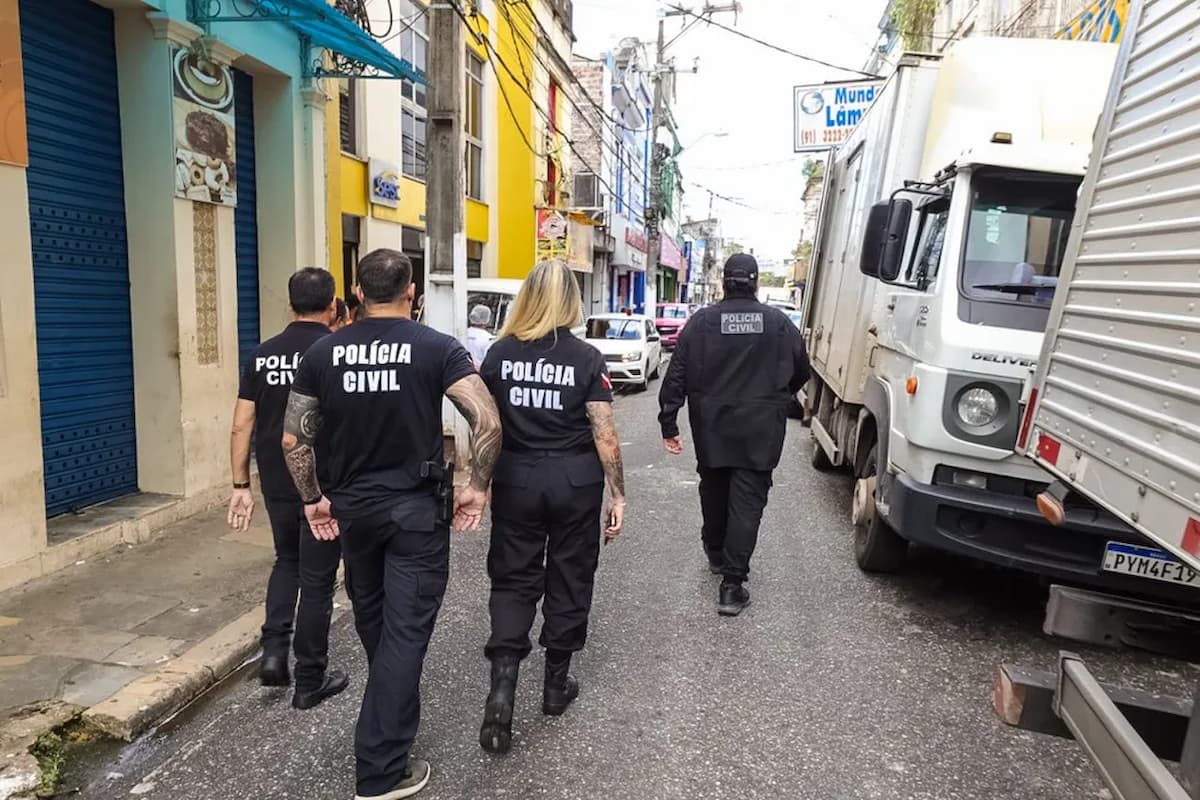 Agentes do Pará com o uniforme todo preto e camiseta com a escrita em branco "Polícia Civil" nas ruas.