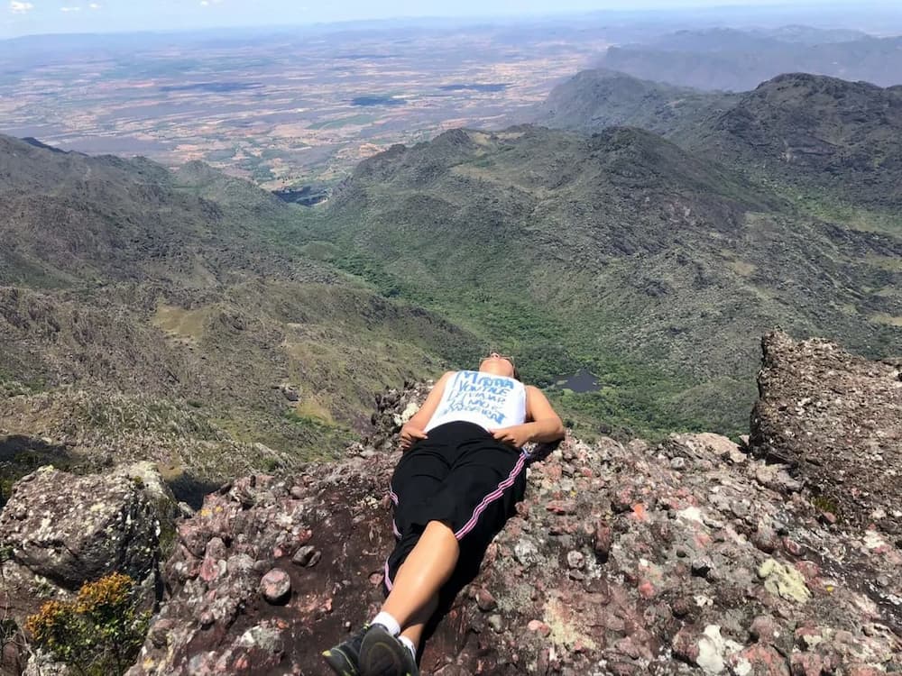 Foto da paisagem de 360 graus no Pico de Barbados com turista deitado(a) sobre as pedras