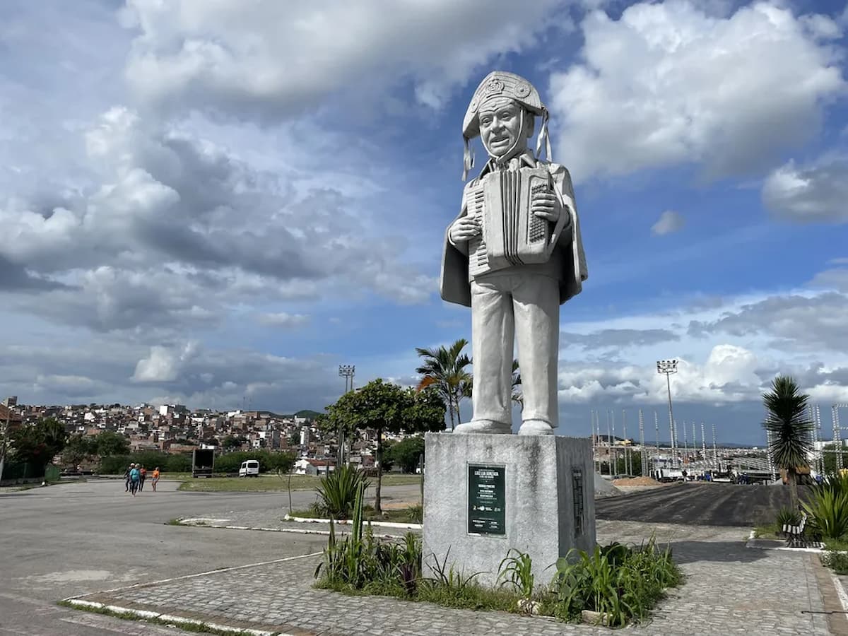 Estátua de Luiz Gonzaga no Pátio do Forró, um dos principais pontos turísticos de Caruaru.