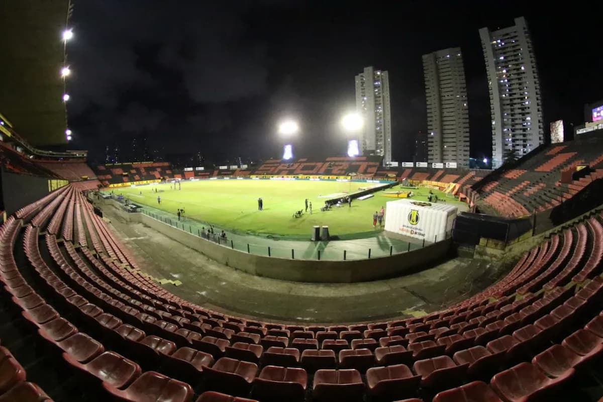 Arquibancada e campo do estádio Ilha do Retiro onde o Sport vai enfrentar um dos seus maiores adversários, o São Paulo.