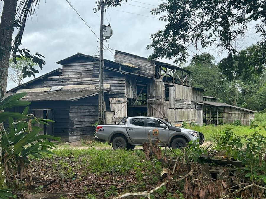 Carro da Polícia Federal em frente ao barraco de madeira em meio a mata, onde os trabalhadores foram resgatados no Pará em situação análoga a escravidão