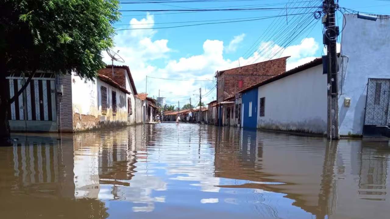 Rua de Pernambuco afetada por enchente.