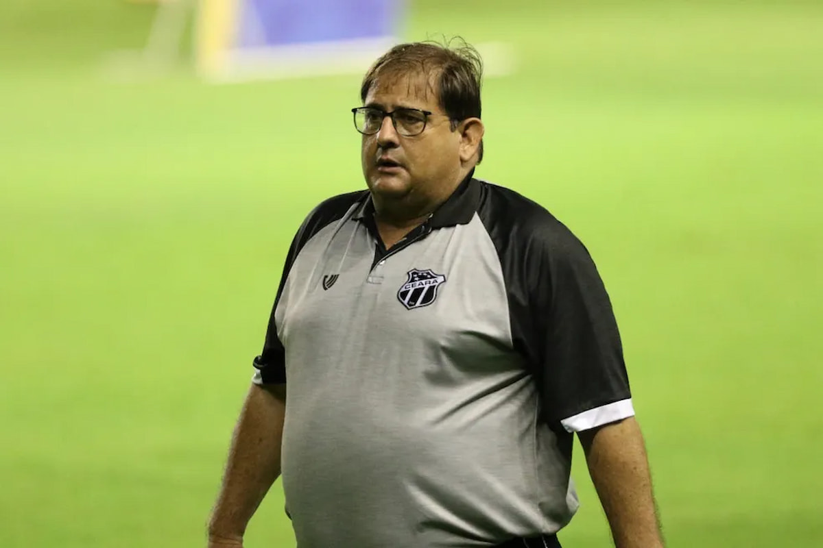 Foto de Guto Ferreira, técnico do Ceará, no campo com uma expressão séria no rosto.