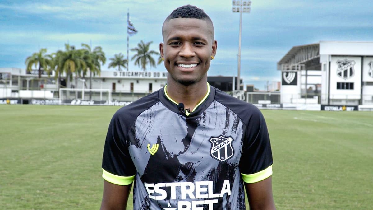Foto do jogador Orejuela, do Ceará, uniformizado e sorridente.