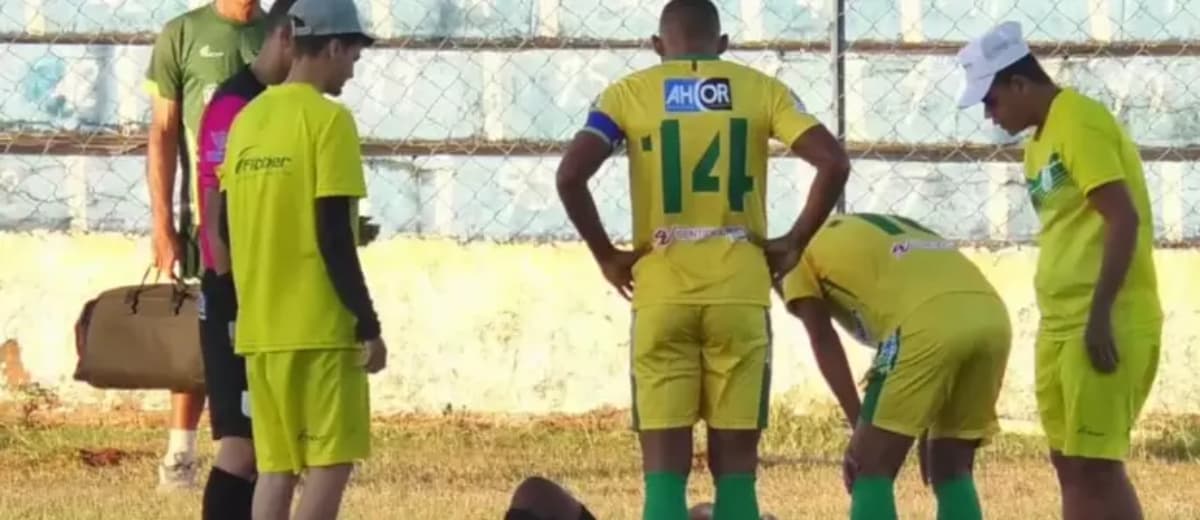 Jogadores do time Guarani de Juazeiro uniformizados e reunidos em campo.