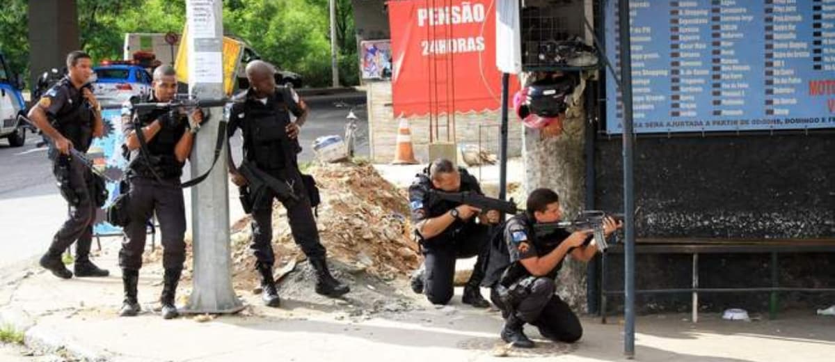 Policiais fardados e armados em esquina durante tiroteio em Pernambuco