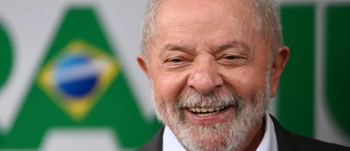 Close no rosto de Lula, que está sorridente.