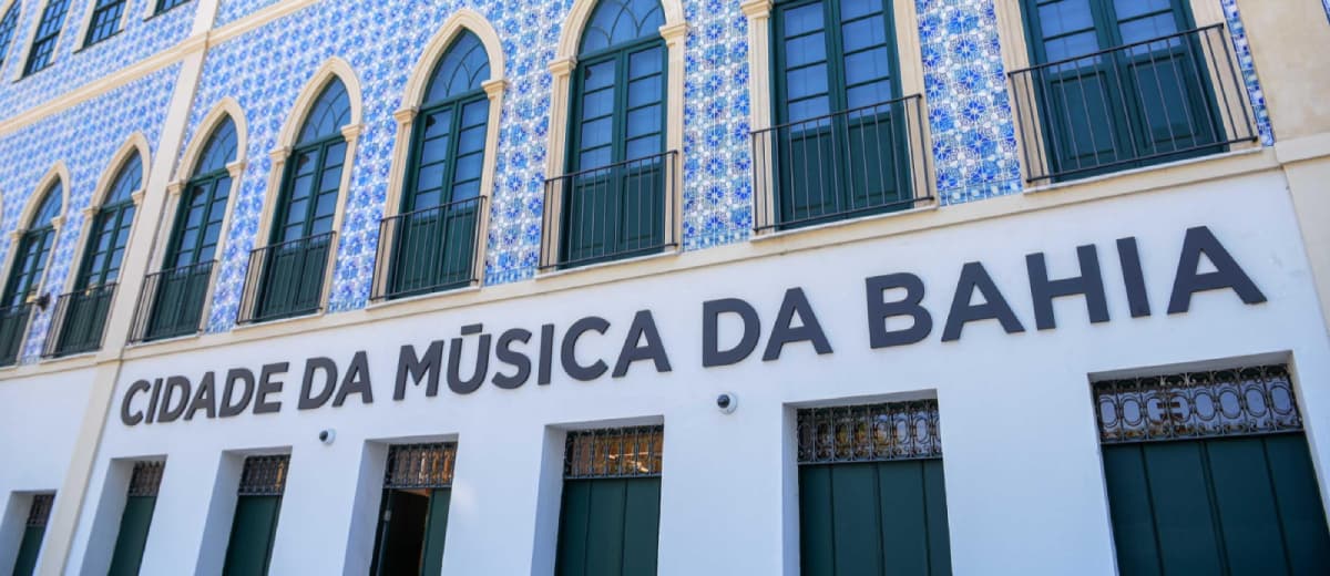Prédios com arquitetura diferenciada em que lê-se "Cidade da Música da Bahia".