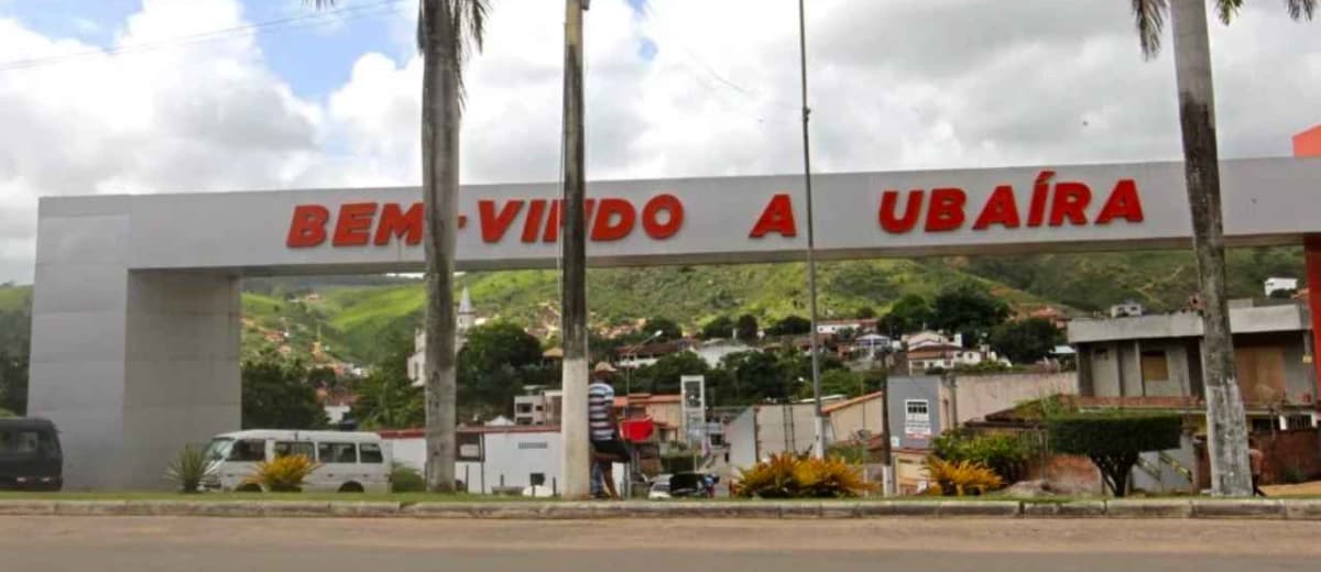 Portal de entrada da cidade de Ubaíra, na Bahia, onde lê-se "Bem-vindo a Ubaíra".