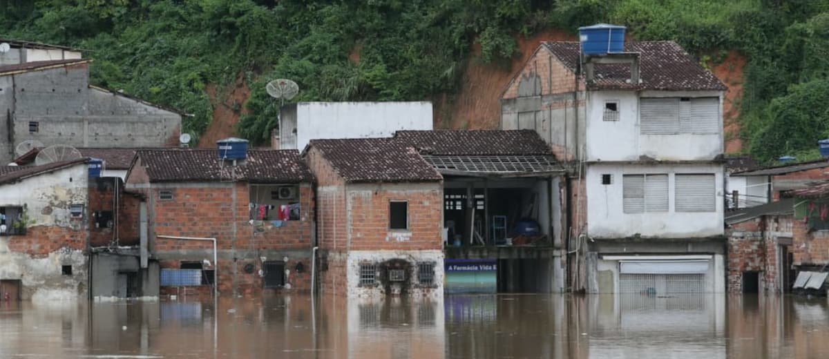 Casas na Bahia afetadas por enchentes.