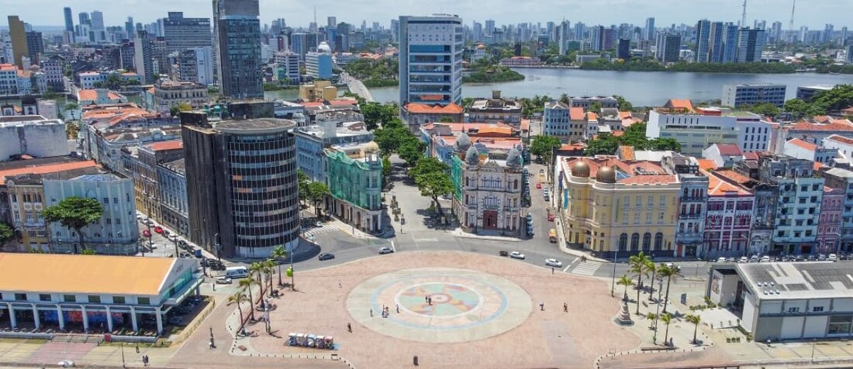 Vista aérea de Recife, onde vê-se diversos prédios e moradias.