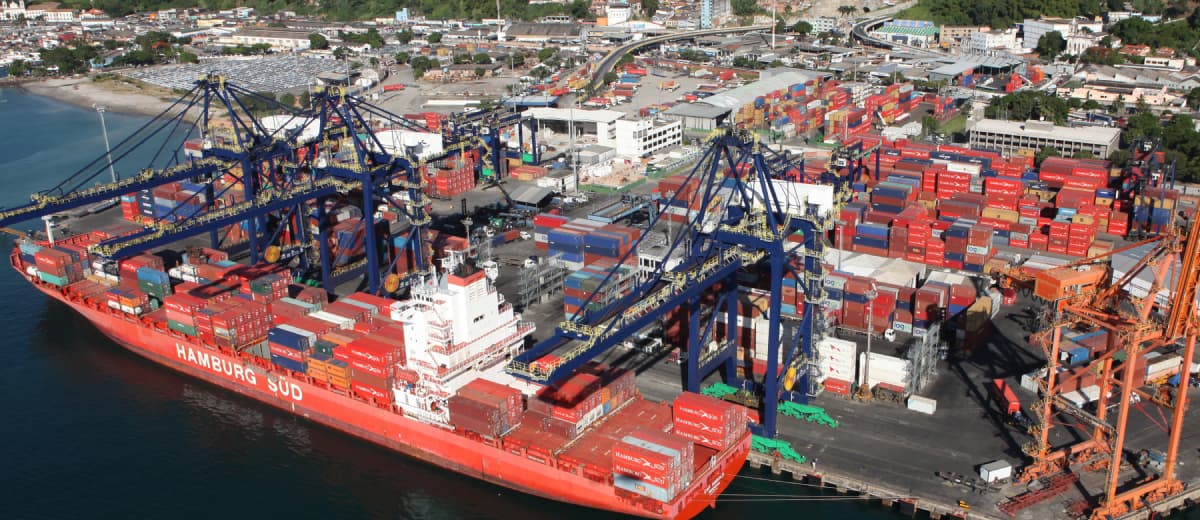 Porto com navios de exportação.