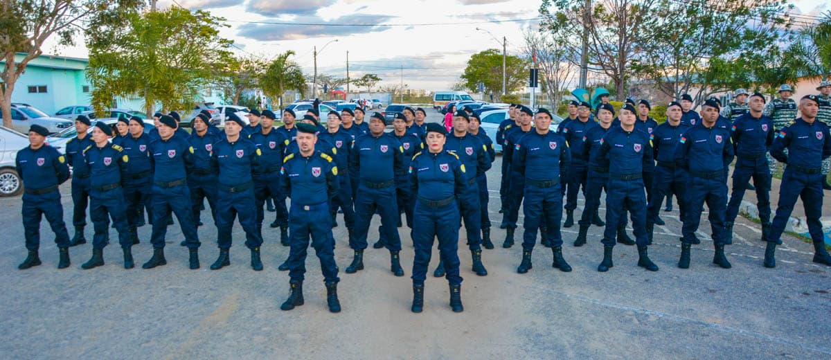 Policiais da Bahia uniformizados e em posição.