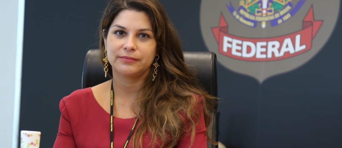 Ex-secretária de Defesa Social de Pernambuco, Carla Patrícia, sentada em um cadeira.