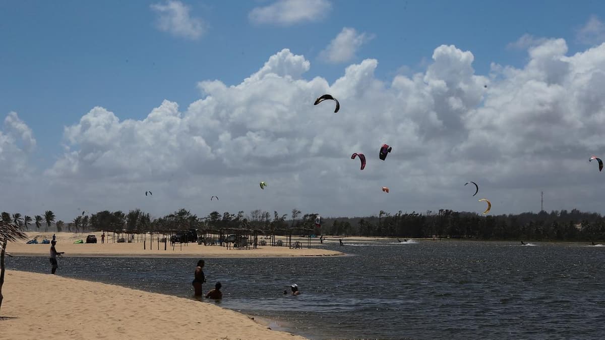 Vista panorâmica de uma praia em Fortaleza.