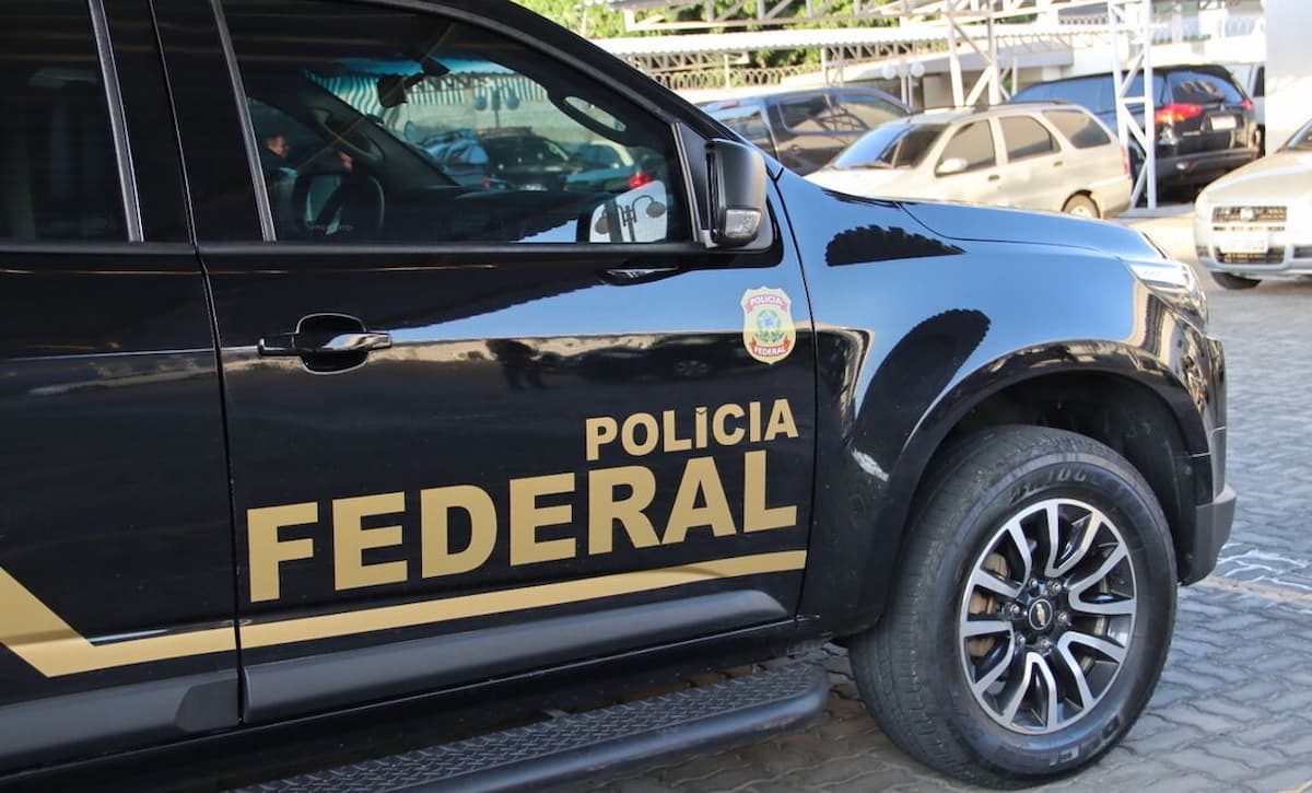 Viatura da Polícia Federal estacionada.
