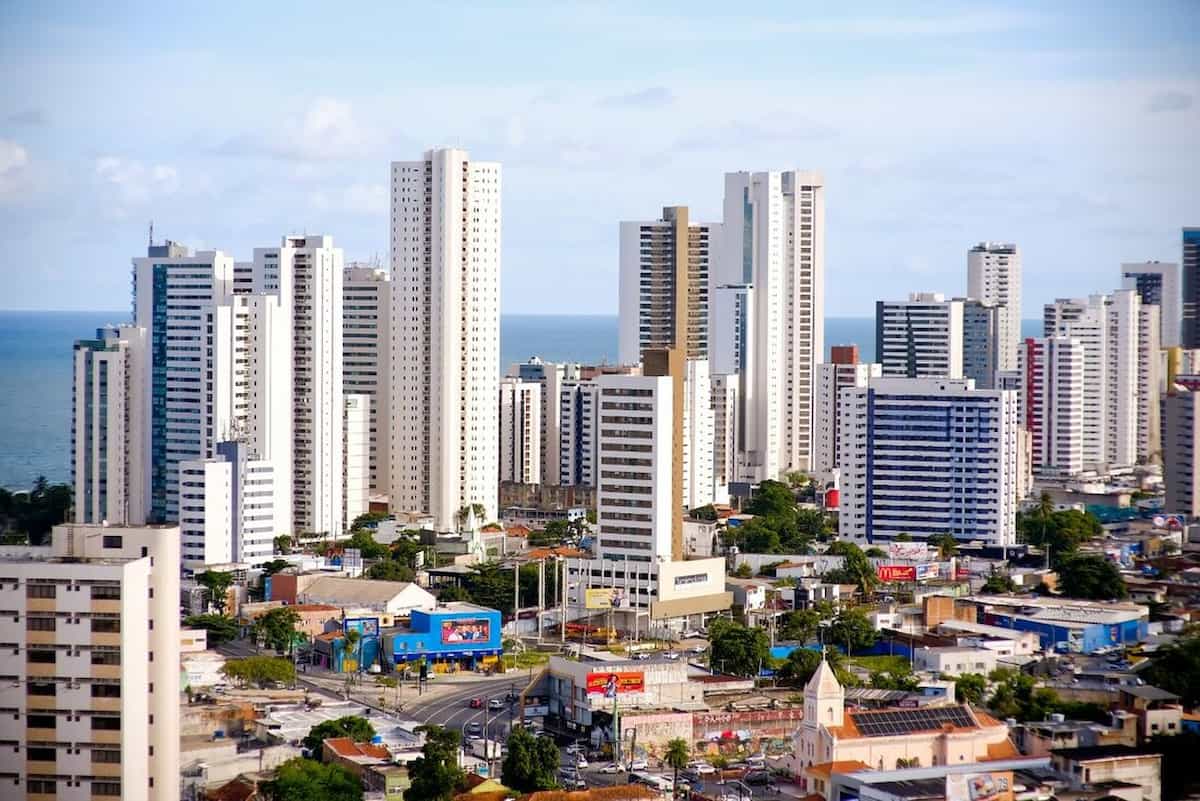 Vista aérea do Recife, com muitos prédios.