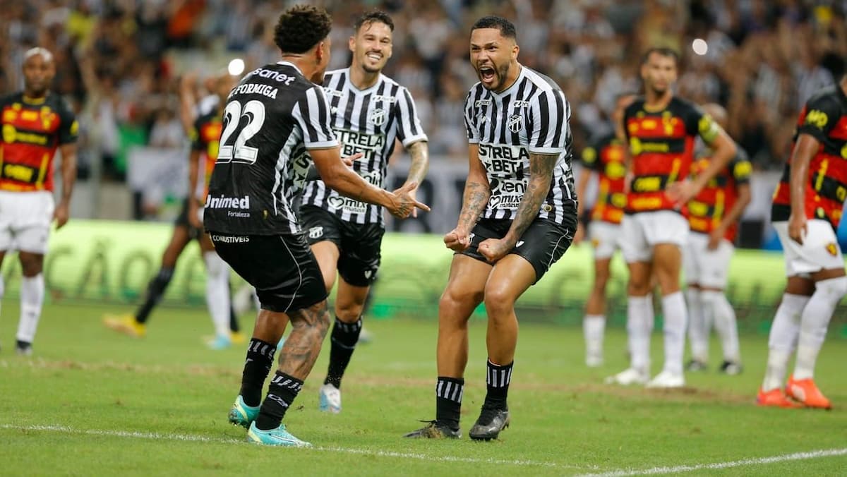 Jogadores do Ceará comemorando diante do Sport.