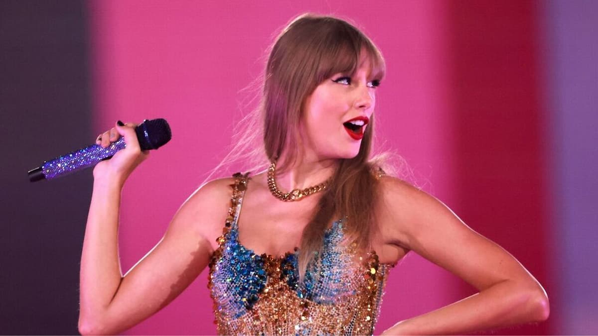 Cantora Taylor Swift segurando microfone durante um de seus shows.