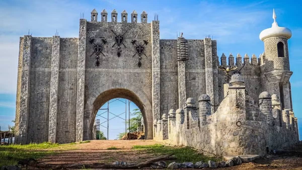 Castelo no estilo medieval sendo construído no Ceará.