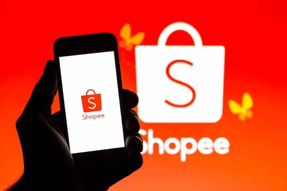 Celular com o logo da Shopee.